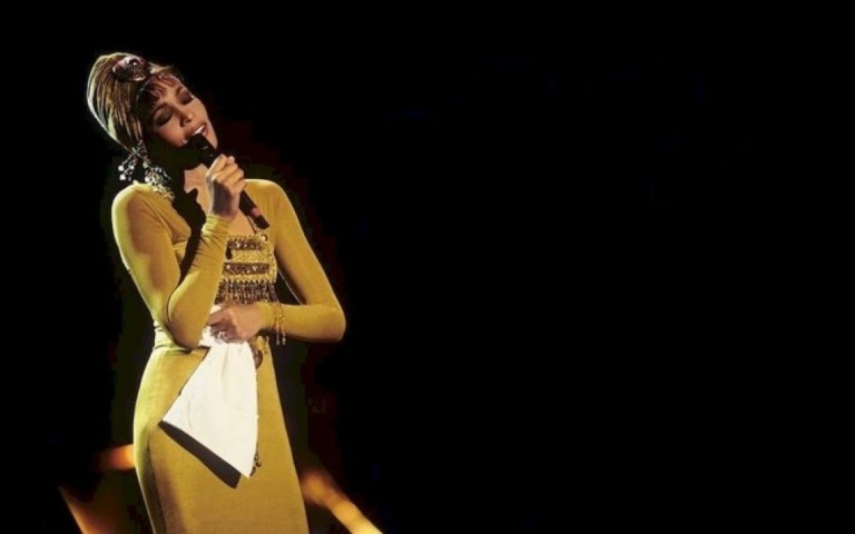 Whitney Houston é a primeira artista negra a conquistar três álbuns de Diamante
