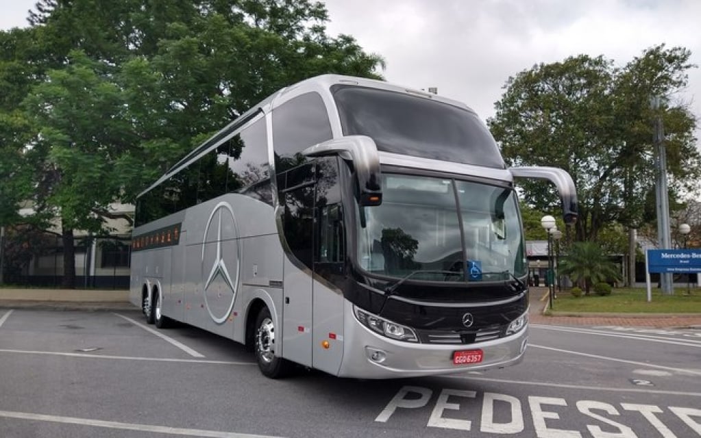 Como é andar no ônibus Mercedes-Benz que acelera e freia sozinho