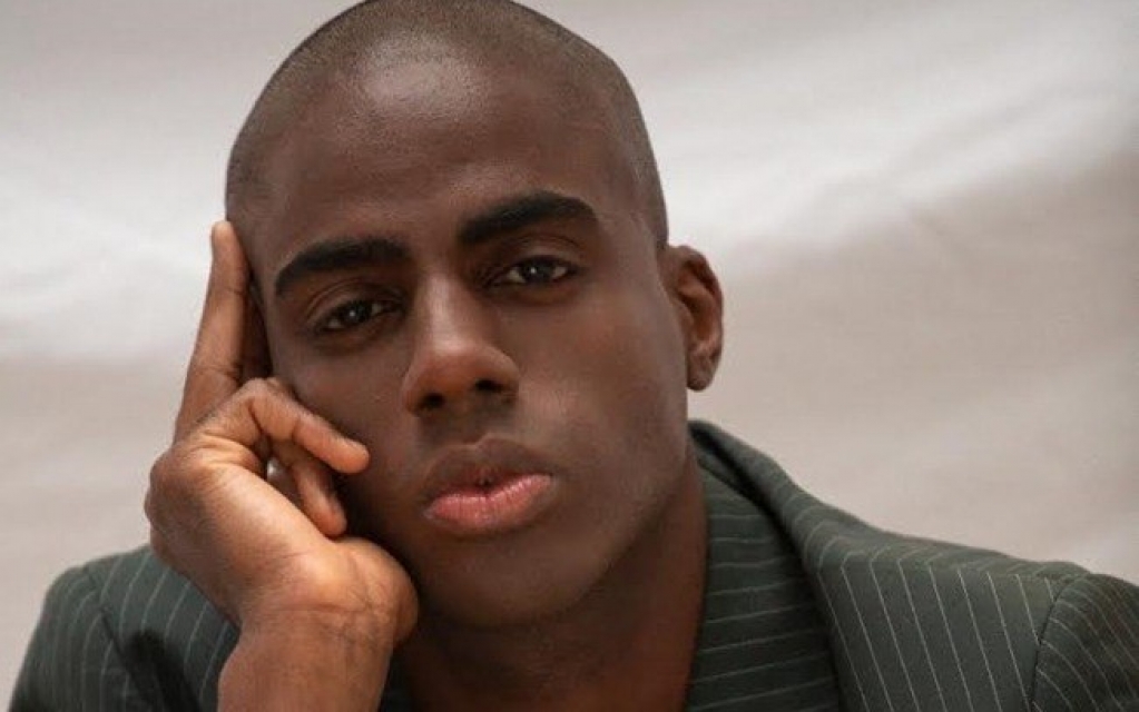 "De Salvador para o mundo, contrariando estatísticas", diz o modelo Carlos Cruz