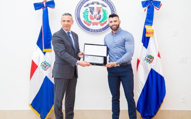 Gusttavo Lima é condecorado em Brasília pelo Embaixador da República Dominicana