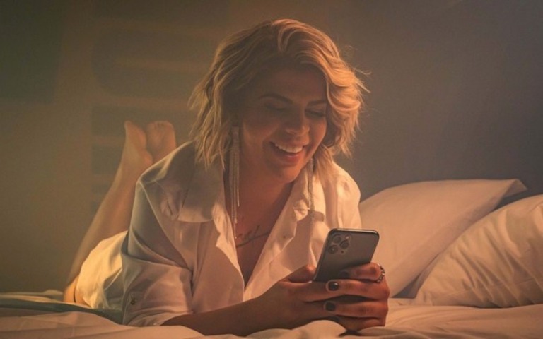 Com novo visual, Paula Mattos lança "Namorando Bloqueia"