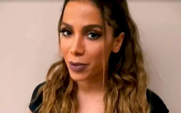 Anitta discute com haters após ser apontada como 'pivô' do aumento de estupros Anitta discute com haters após ser apontada como 'pivô' do aumento de estupros