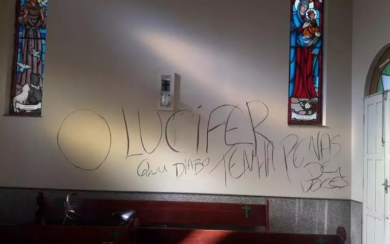Igreja centenária é vandalizada e padre é ameaçado de morte: "diabo manda aqui"