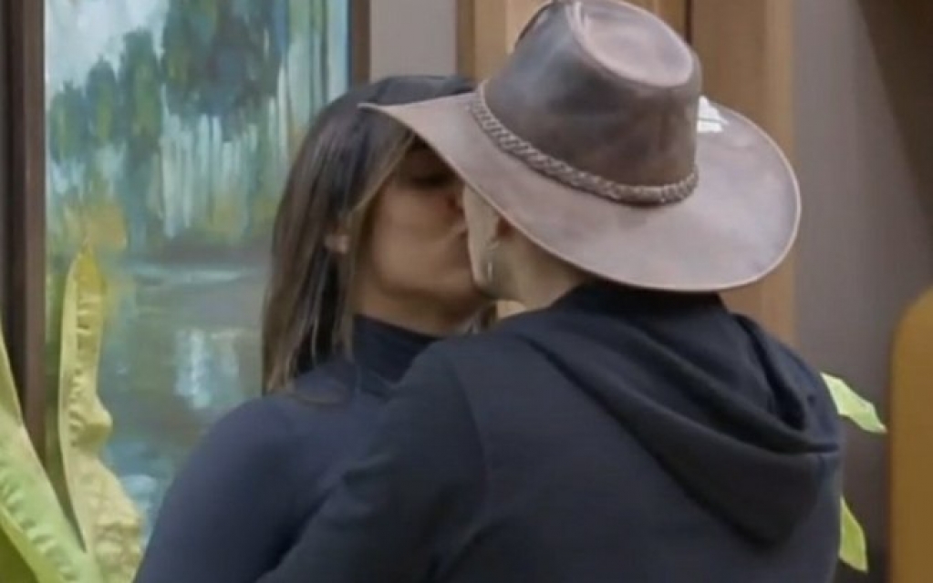 "A Fazenda 12": Biel agarra e beija Tays na cozinha "A Fazenda 12": Biel agarra e beija Tays na cozinha