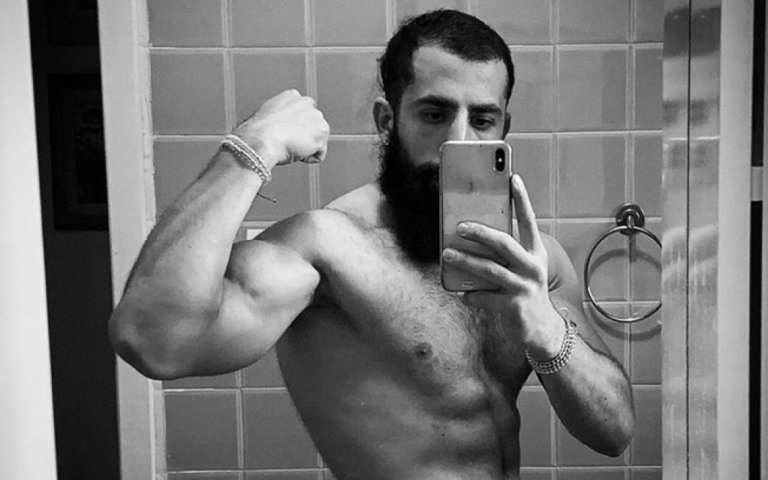 Kaysar Dadour surpreende ao aparecer mais forte e barbudo em foto sem camisa