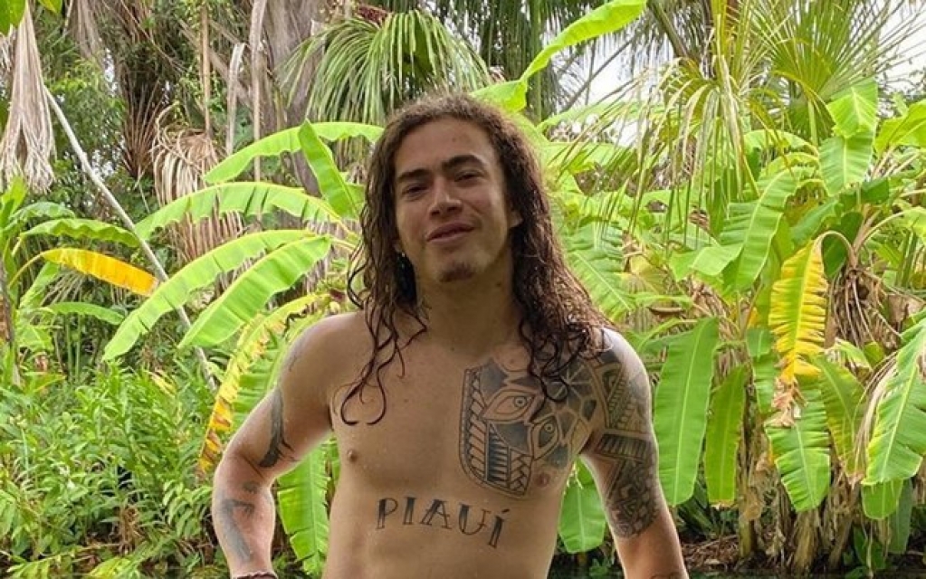 Whindersson Nunes diz que pensa em levar fã para viajar e internet se anima Whindersson Nunes diz que pensa em levar fã para viajar e internet se anima