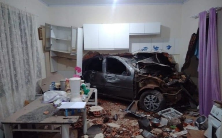 Homem perde controle de carro e invade casa no interior do Paraná