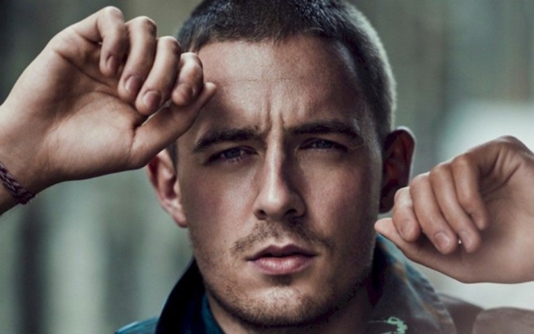Dermot Kennedy lança a nova versão de "Without Fear: The Complete Edition" com inéditas