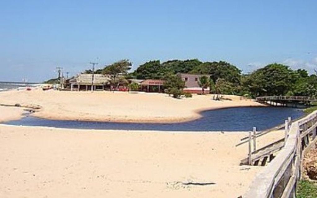 Ladrões se arrependem e ajudam padre que estava se afogando após roubá-lo em rio