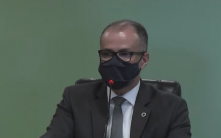 "Qual o motivo de correria?", questiona diretor da Anvisa sobre CoronaVac
