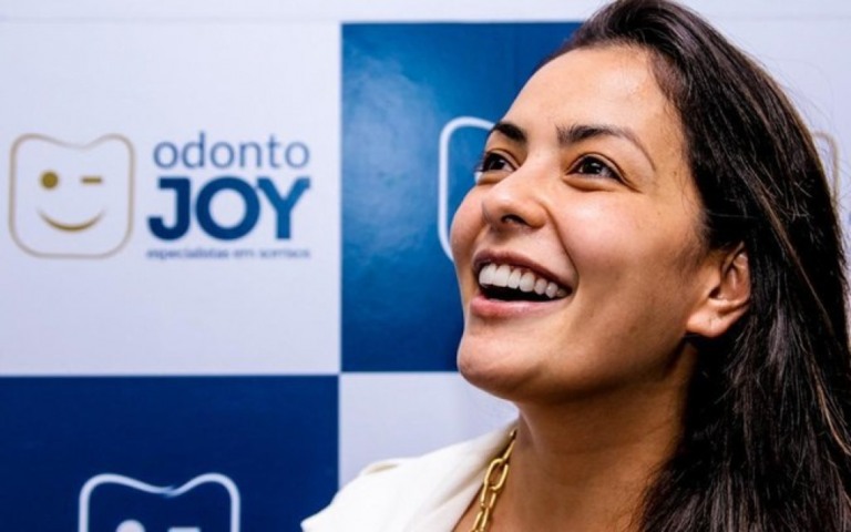 Ex-Rouge Li Martins passa por transformação e surge com novo sorriso