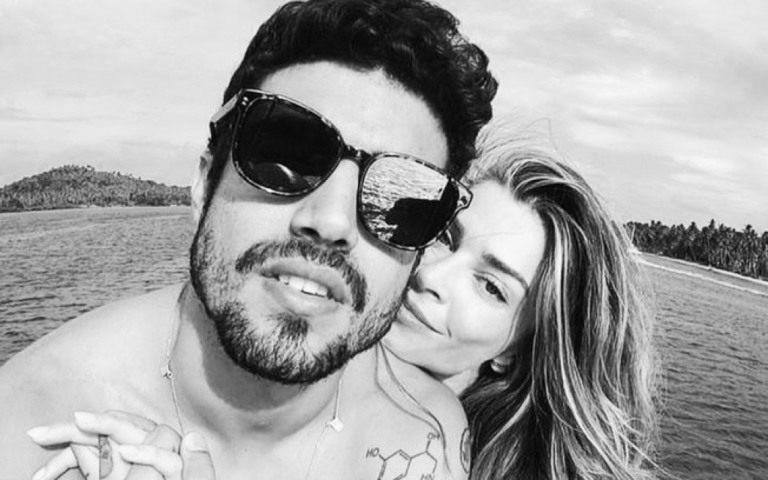 Caio Castro ironiza rumores sobre fim do relacionamento após foto sem aliança