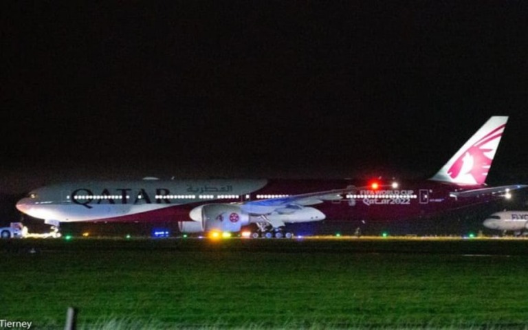 Qatar Airways pinta Boeing 777 para promover a Copa do Mundo de 2022
