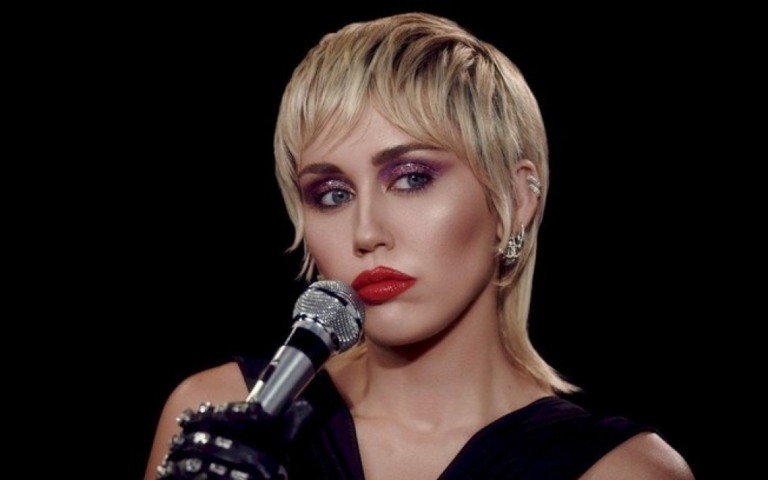 Miley Cyrus divulga a capa do álbum "Plastic Hearts"