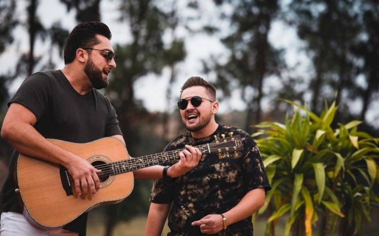 Davi e Thiago anunciam clipes de "Filho do Caseiro" e "Eu Prefiro"