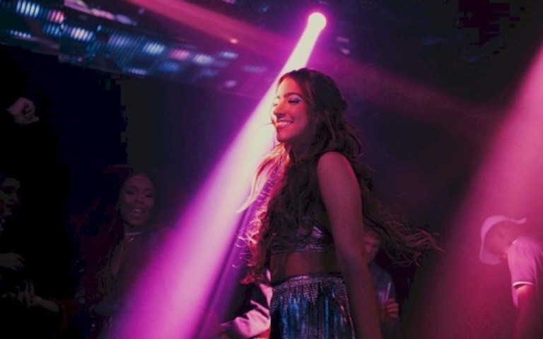 Julia Joia lança o novo single e clipe de "Por Que Você Não Chega em Mim?"