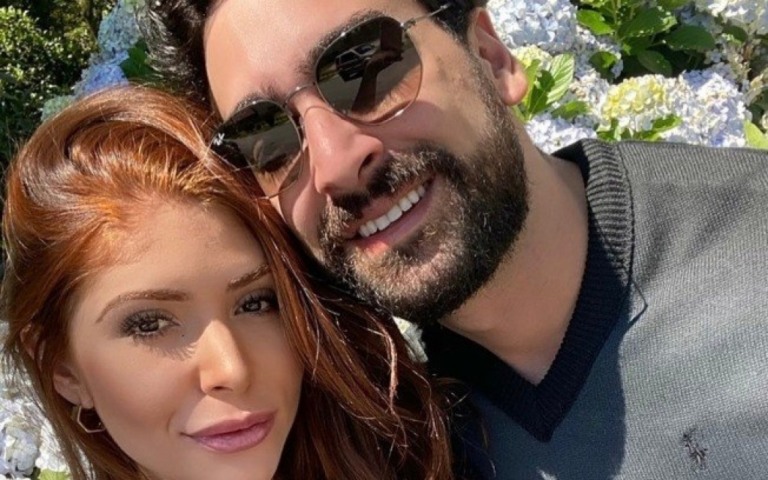 Ex-BBB Amanda Gontijo celebra um ano de namoro com cirurgião plástico