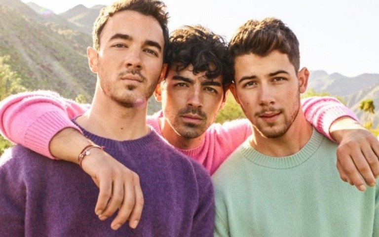 Jonas Brothers revisitam a infância no lyric video de "I Need You Christmas"