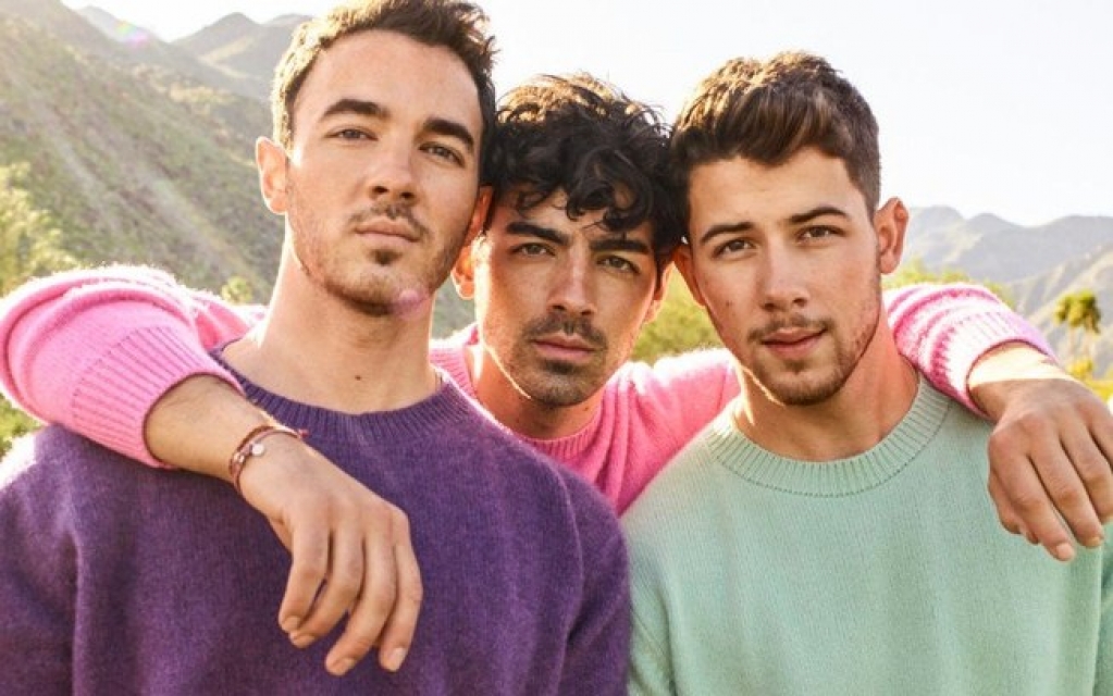 Jonas Brothers revisitam a infância no lyric video de "I Need You Christmas" Jonas Brothers revisitam a infância no lyric video de "I Need You Christmas"