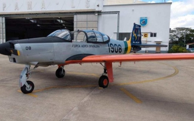 Em comemoração aos 80 anos da Academia da Força Aérea, FAB pinta T-25 com esquema de pintura especial
