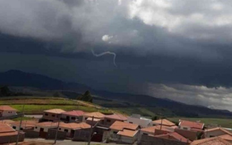 Pequeno tornado destrói casas no sul de Minas Gerais; veja o vídeo