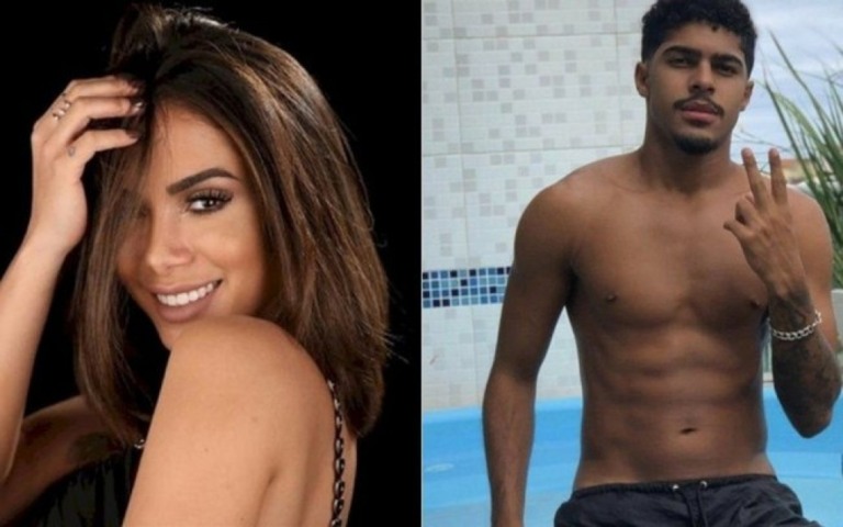 Anitta troca beijos quentes com jogador de futebol