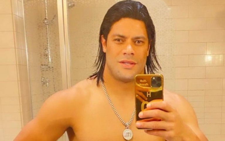 Hulk Paraíba faz tatuagem para Camila Ângelo