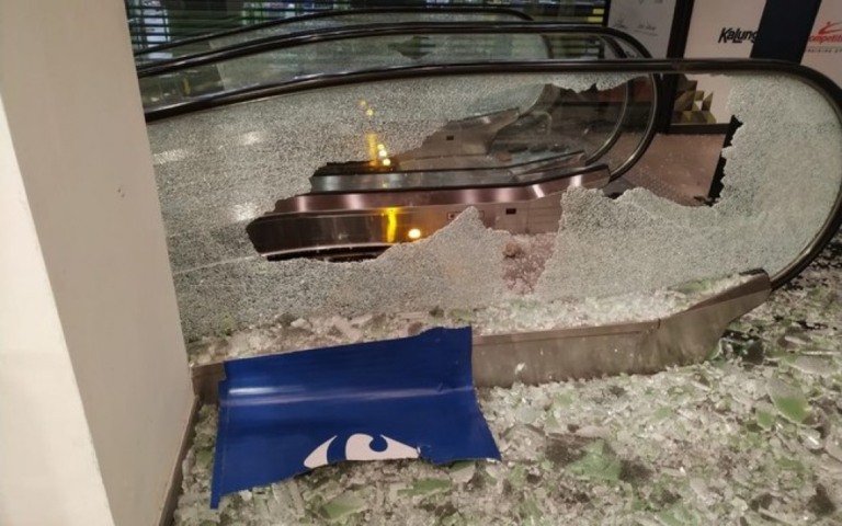 Manifestantes ateiam fogo e depredam unidade do Carrefour em São Paulo