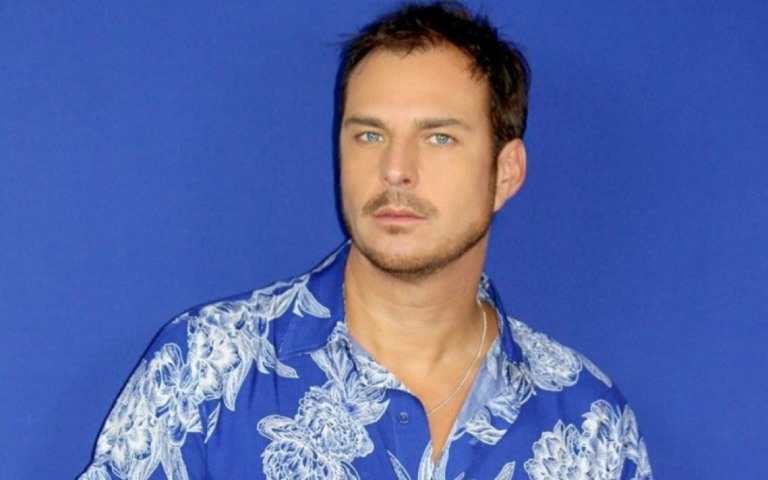 Klaus Hee lança novos singles e relembra a trajetória da boy band Dominó