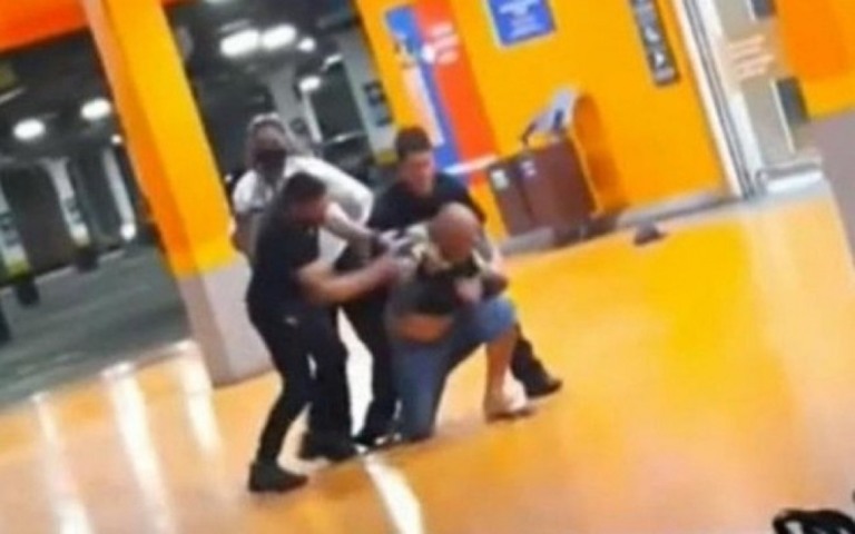 Segurança do Carrefour sufocou João Alberto com o joelho por três minutos