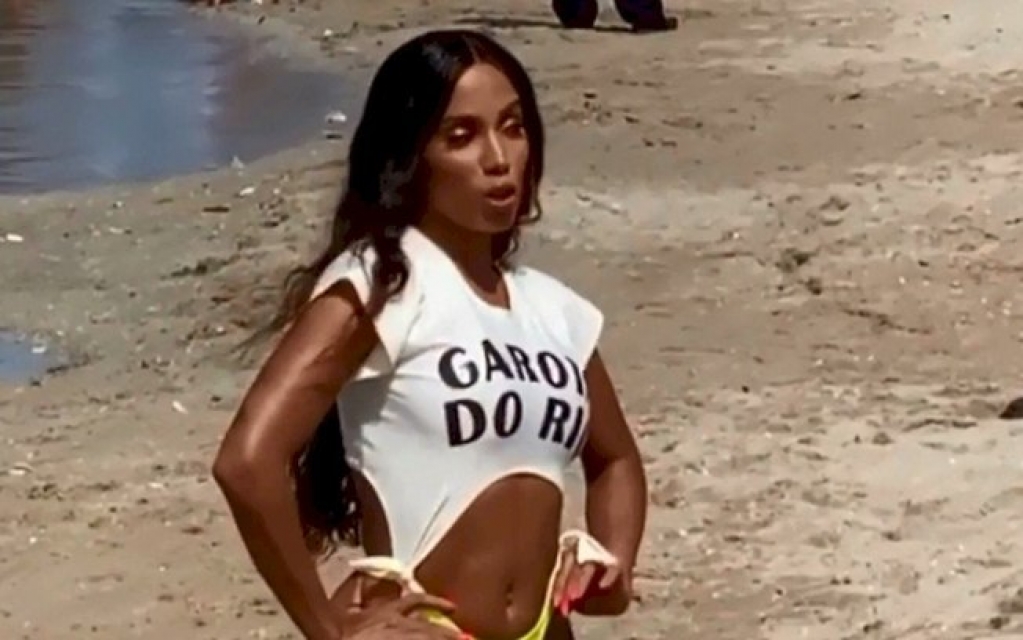 Anitta aparece com biquini cavado em novo clipe Anitta aparece com biquini cavado em novo clipe