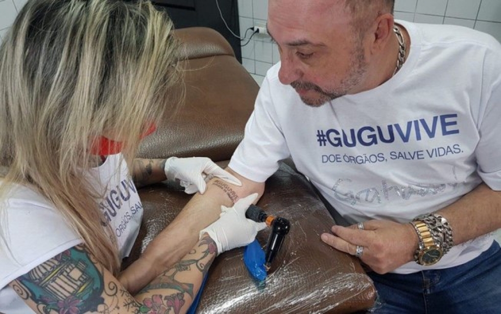 Diretor amigo de Gugu vira doador de órgãos e tatua nome da campanha "Gugu Vive" Diretor amigo de Gugu vira doador de órgãos e tatua nome da campanha "Gugu Vive"