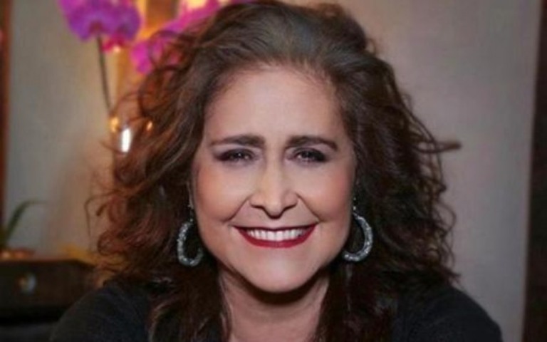 Namorada de Joanna agride a mãe após ser descoberta desviando dinheiro