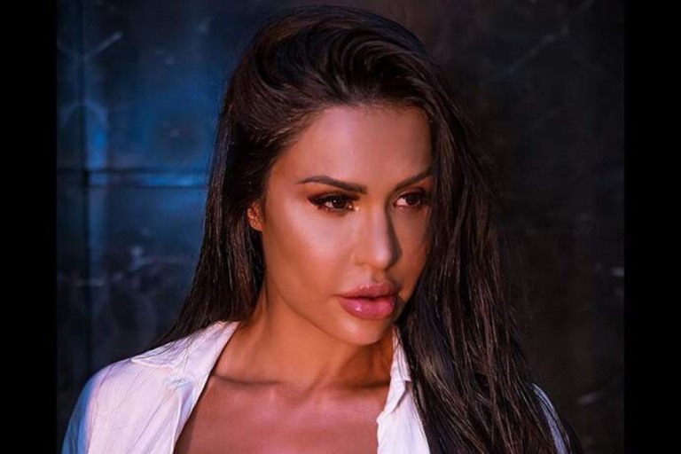 Gracyanne Barbosa posa com legging colada ao corpo e arranca suspiros na web
