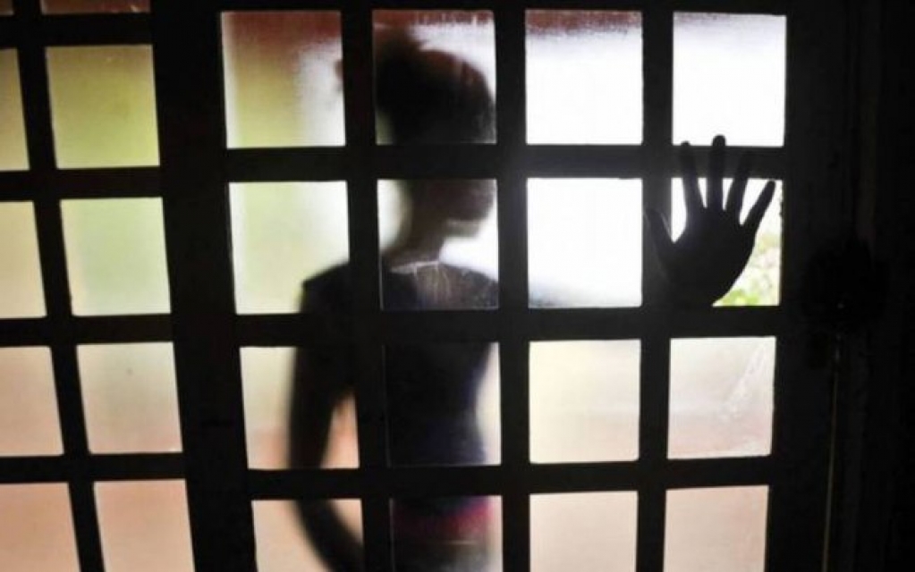 Durante festa, mulher é trancada em quarto e estuprada por agressor Durante festa, mulher é trancada em quarto e estuprada por agressor