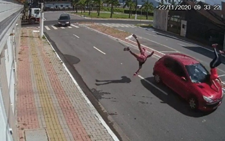 Casal 'voa' após ser atingido por carro desgovernado; assista o vídeo