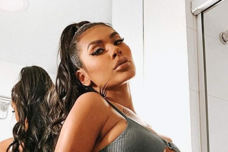 Pocah aposta em look decotado e quase mostra demais: "Sequencinha de ontem"