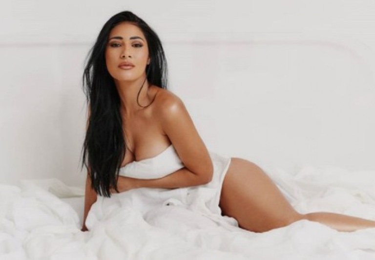 Simaria anuncia lançamento de novo EP com foto sensual no quarto