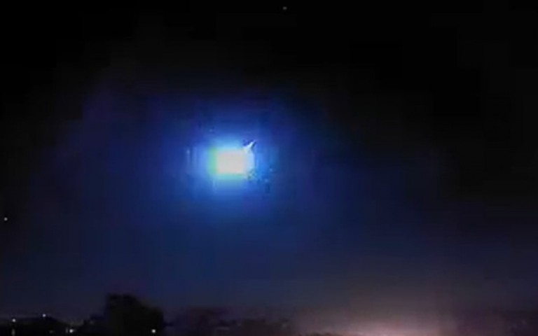 Meteoro "explode" e ilumina o céu no Rio Grande do Sul; assista