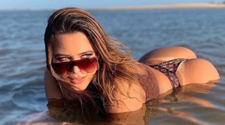 Geisy Arruda exibe bronzeado perfeito durante banho: “Da cor do pecado”