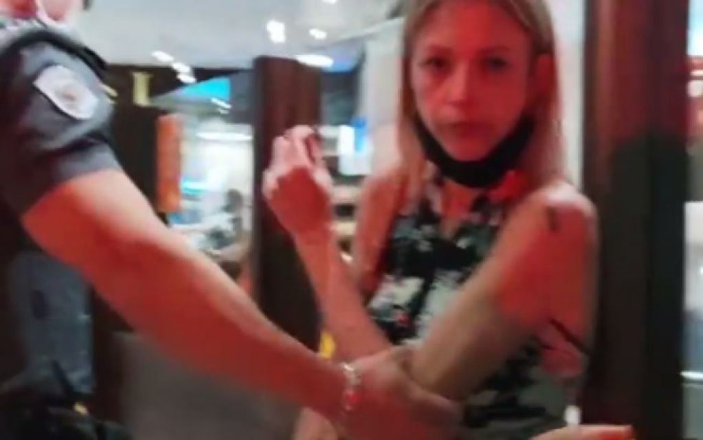 Mulher que agrediu jovem em padaria diz ter bipolaridade: "sou inválida"