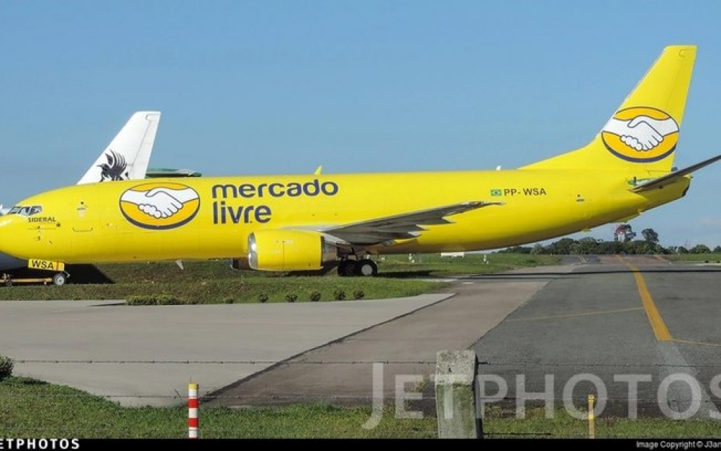 Boeing 737-400 cargueiro com pintura do Mercado Livre é flagrado Boeing 737-400 cargueiro com pintura do Mercado Livre é flagrado