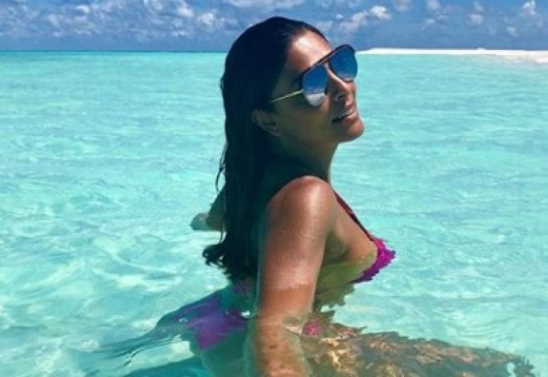 Só de biquíni, Juliana Paes curte café da manhã em cenário paradisíaco e enfervece o clima