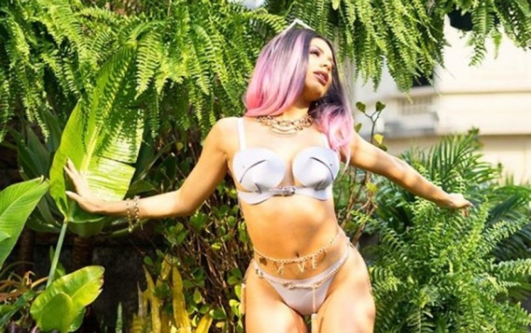 Lexa posa de top curtíssimo e detalhe chama atenção dos internautas: “Vem ver”