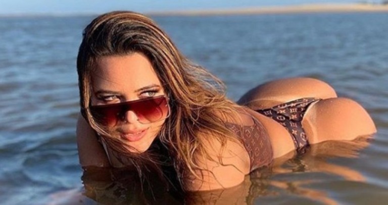 Para animar a sua quarta, fãs repostam primeira capa de Geisy Arruda em revista erótica