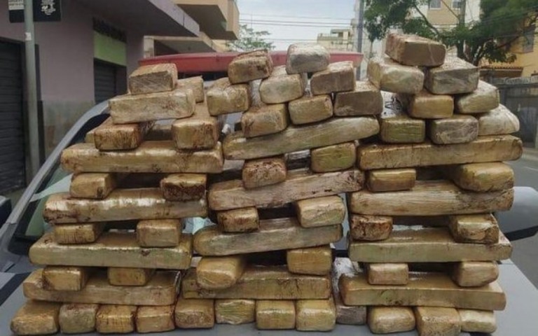 Mulher perde ticket de bagagem, abandona mala com 70 kg de maconha e acaba presa