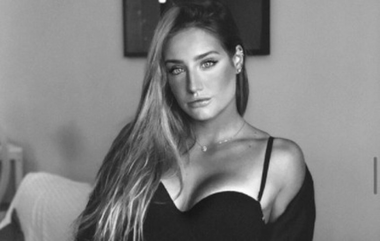 Bruna Griphao faz ensaio só de calcinha e leva a web à loucura