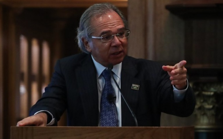 "Bolsa sobe todo dia e o ministro está sem credibilidade?", ironiza Guedes
