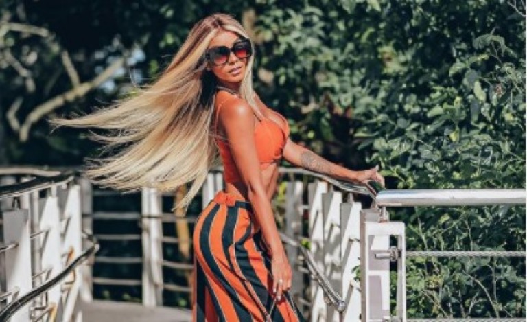 Brunna Gonçalves posa com look exuberante e exibe “barriga negativa”