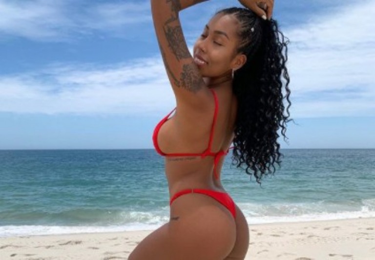 Giovanna Jacobina dá empinadinha no bumbum na praia e deixa fãs “babando”